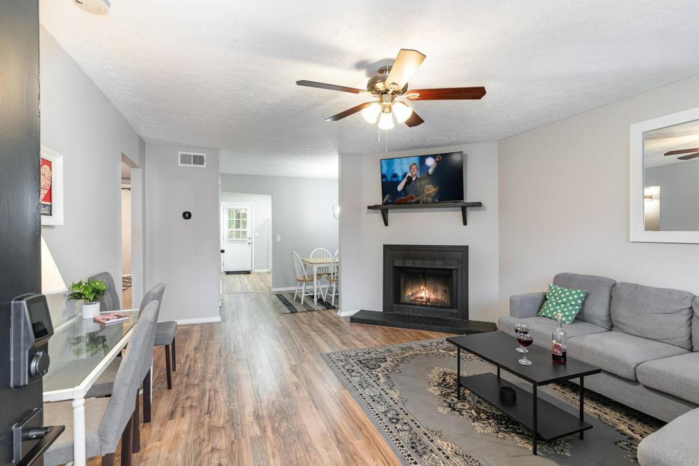 3 Units - Sleeps 24 - Mins To Downtown And Airport Apartment *