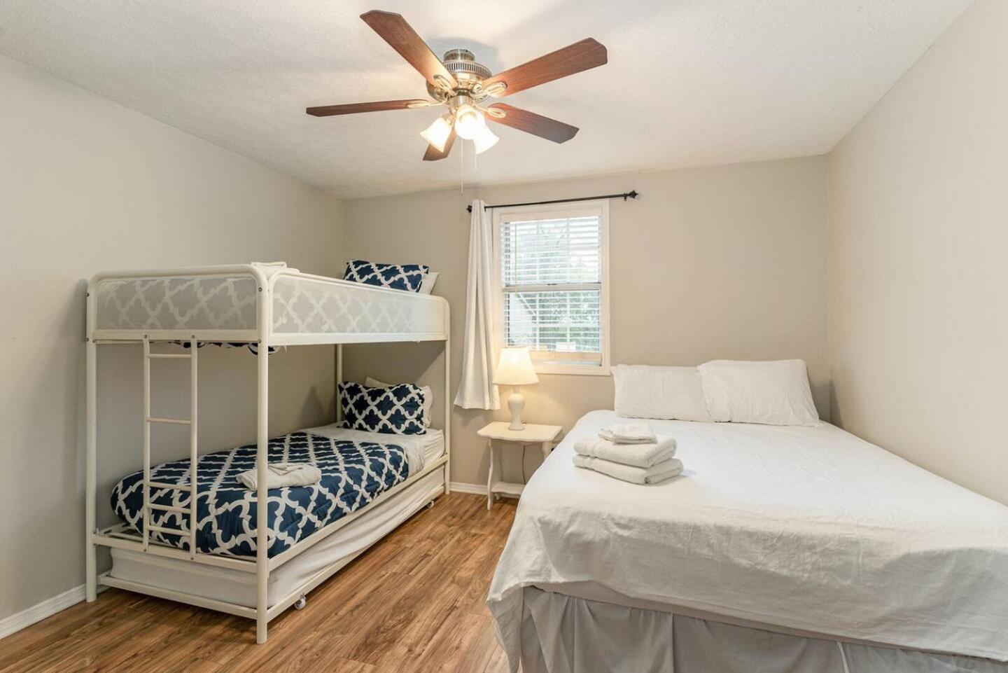 Apartment 3 Units - Sleeps 24 - Mins To Downtown And Airport *
