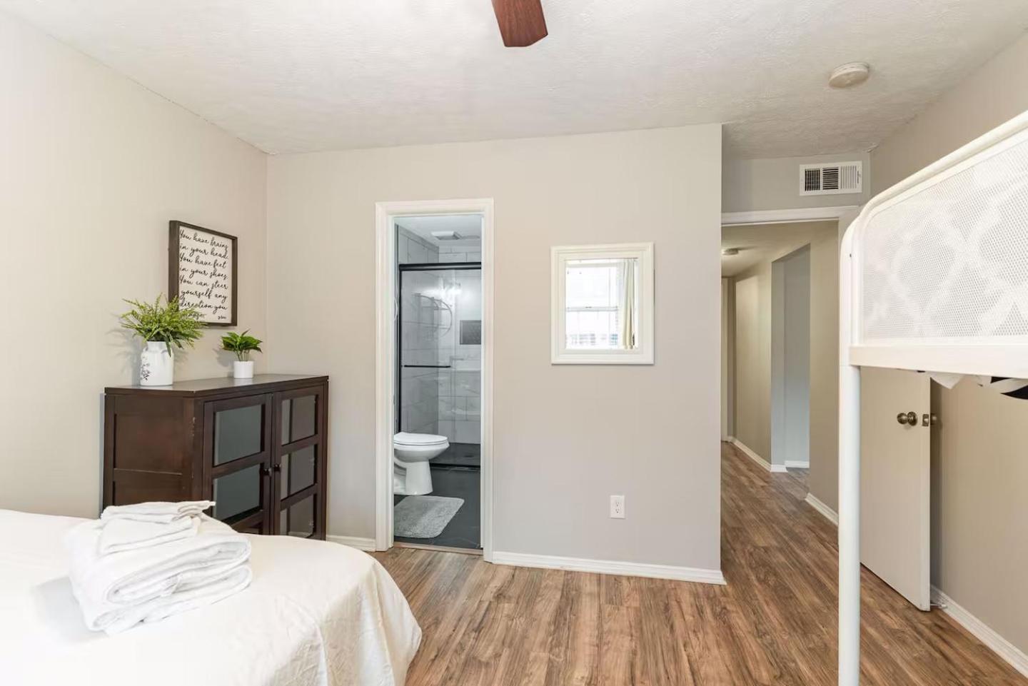 3 Units - Sleeps 24 - Mins To Downtown And Airport Apartment *