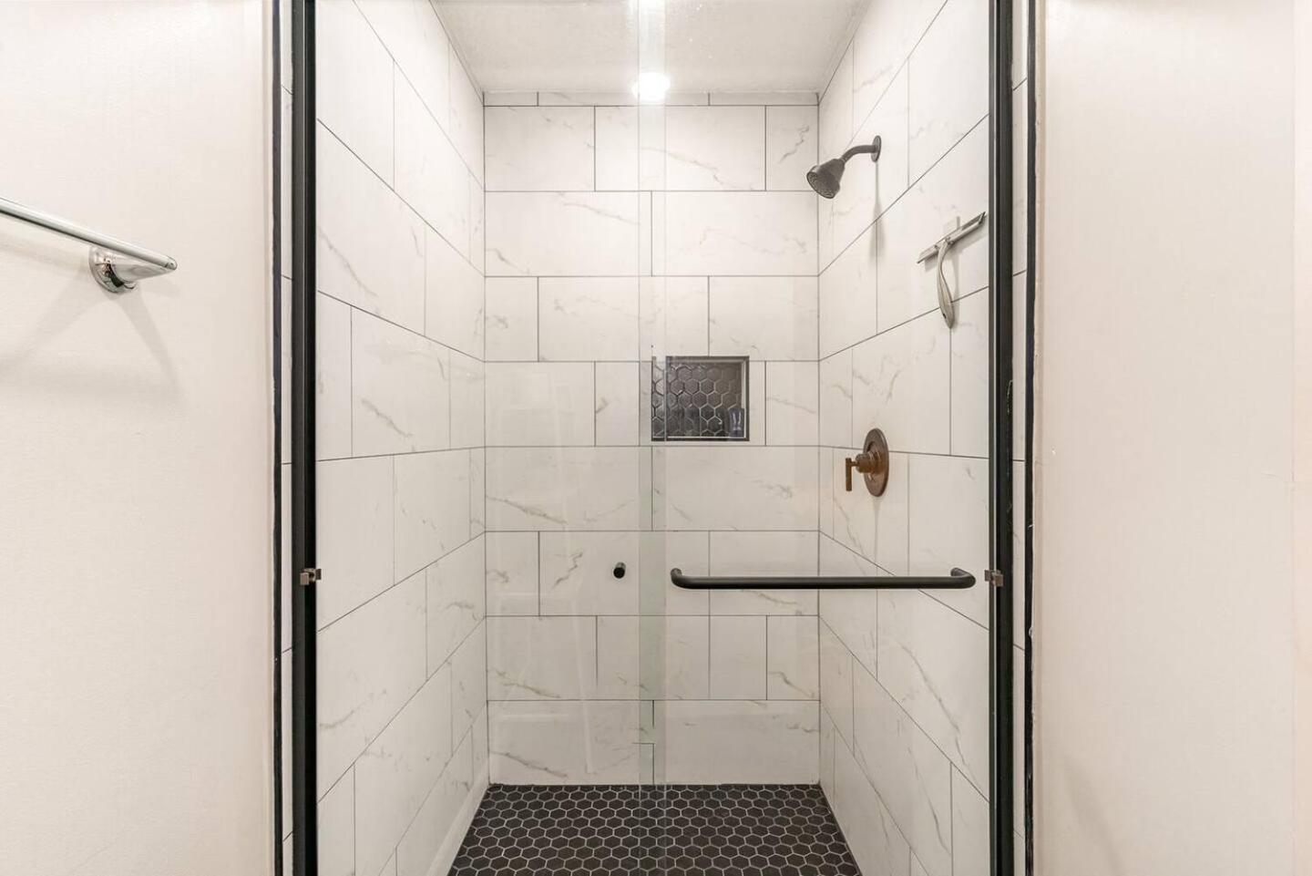 Apartment 3 Units - Sleeps 24 - Mins To Downtown And Airport *