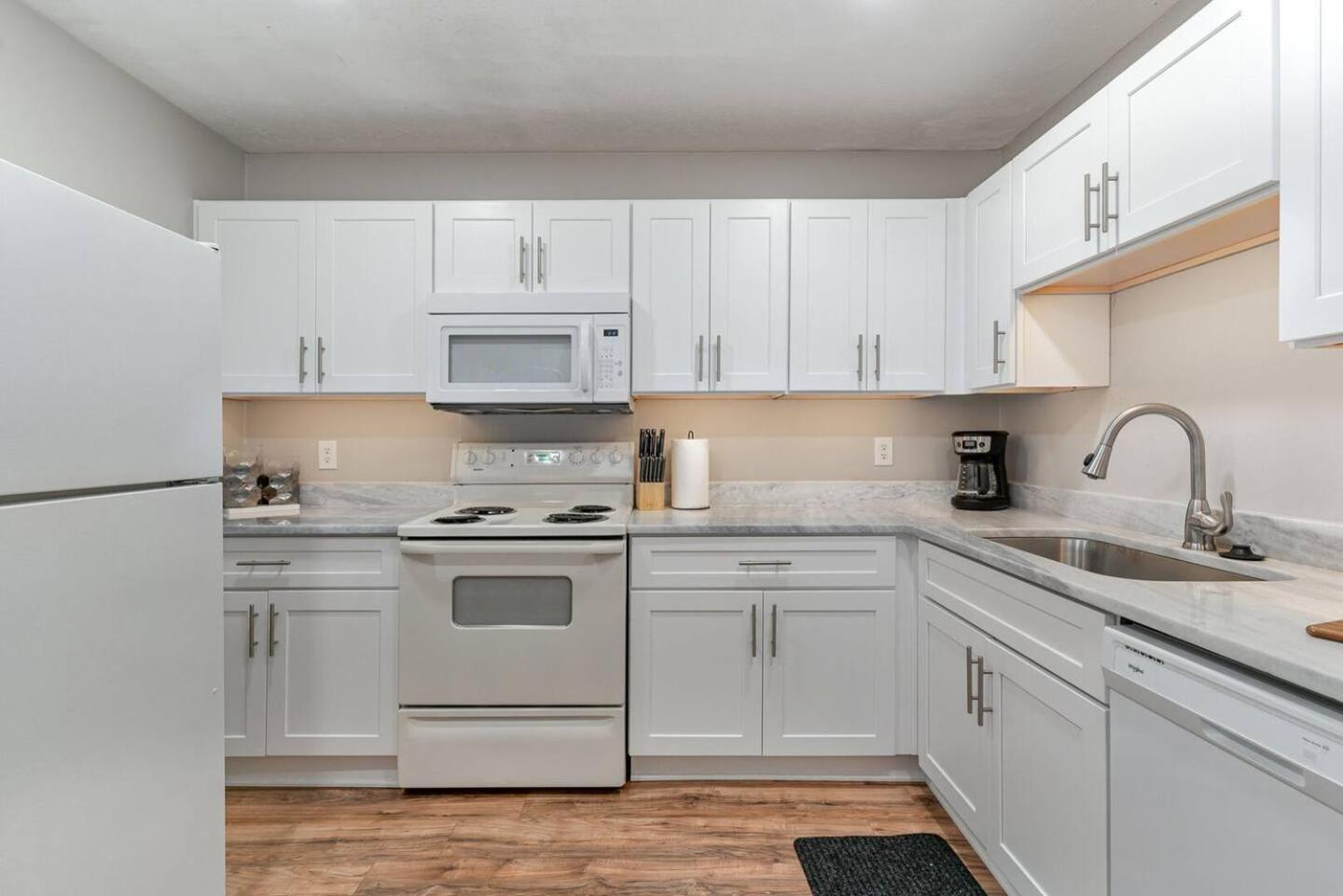 Apartment 3 Units - Sleeps 24 - Mins To Downtown And Airport *