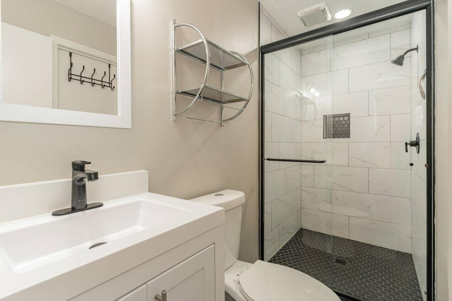 3 Units - Sleeps 24 - Mins To Downtown And Airport *