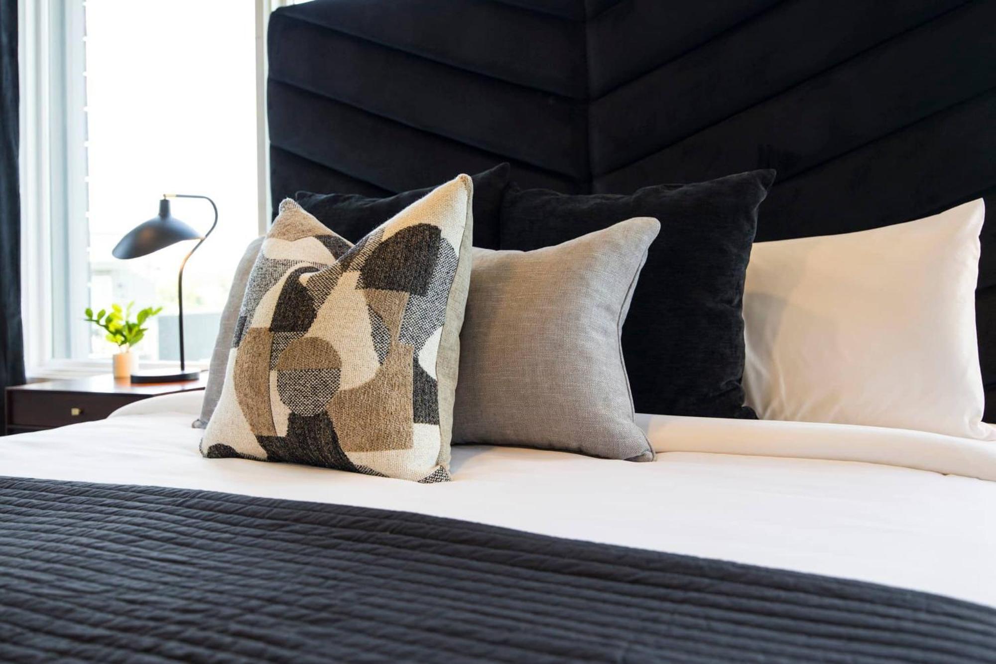 Holiday home Modern Stunner 5 Min To Dt Hot Tub Rooftop Views