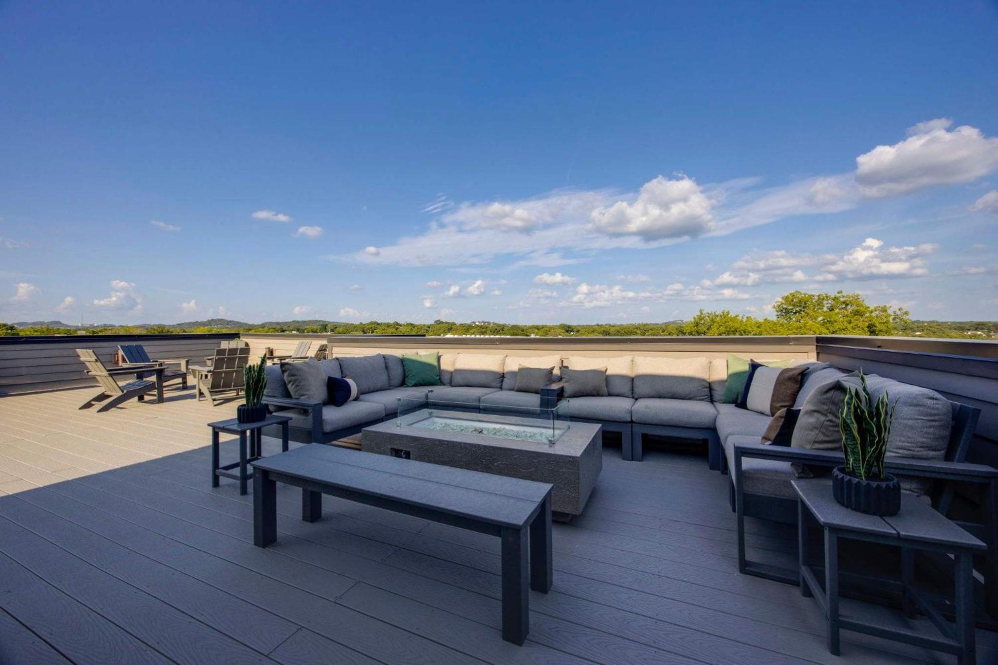 Modern Stunner 5 Min To Dt Hot Tub Rooftop Views Holiday home Nashville