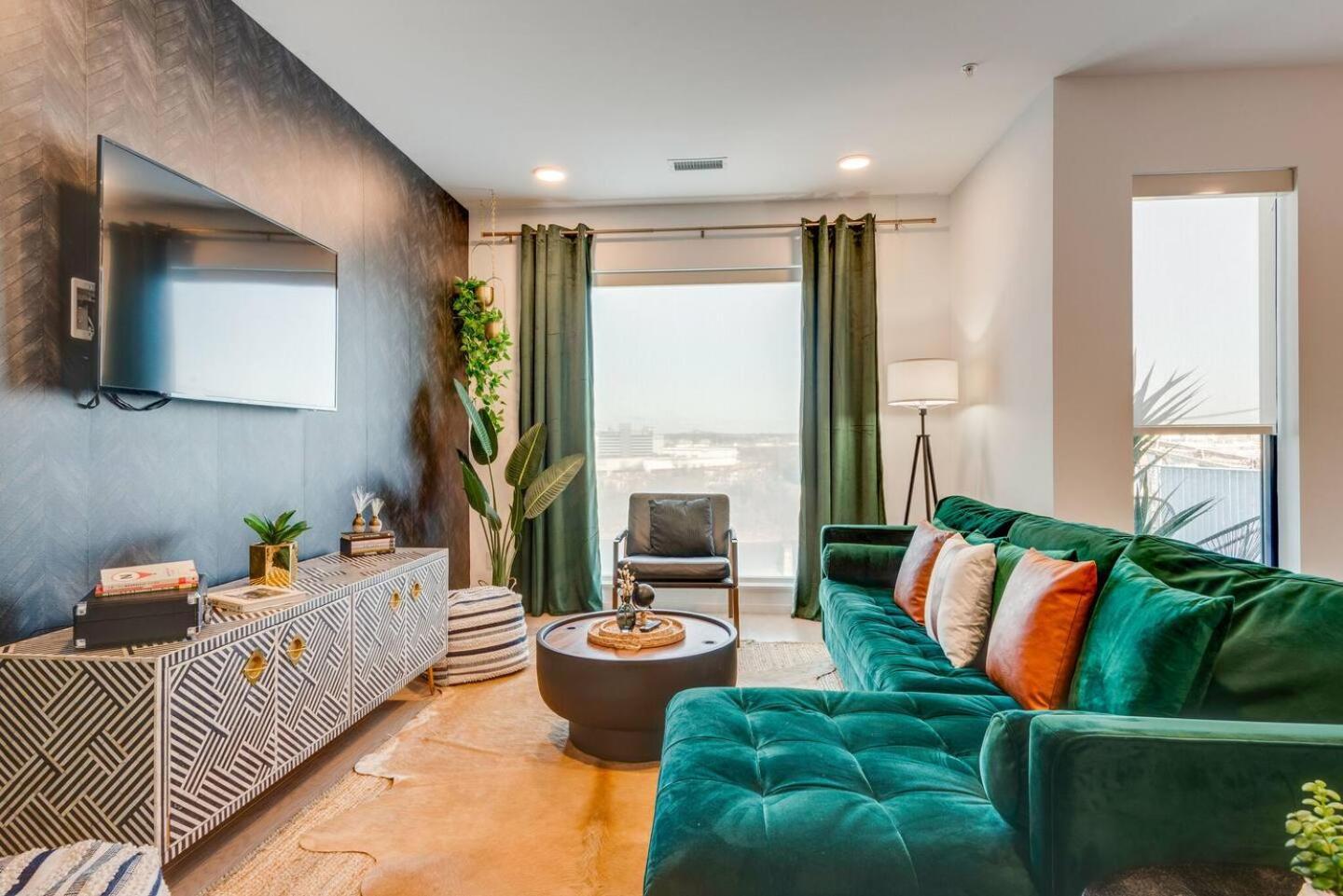 Luxury 2-bd, 2-bth Downtown Riverfront, Park Free *