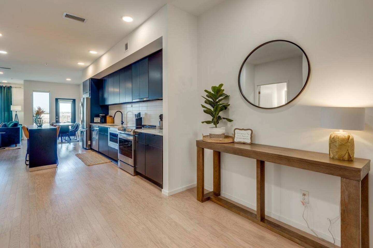 Luxury 2-bd, 2-bth Downtown Riverfront, Park Free *