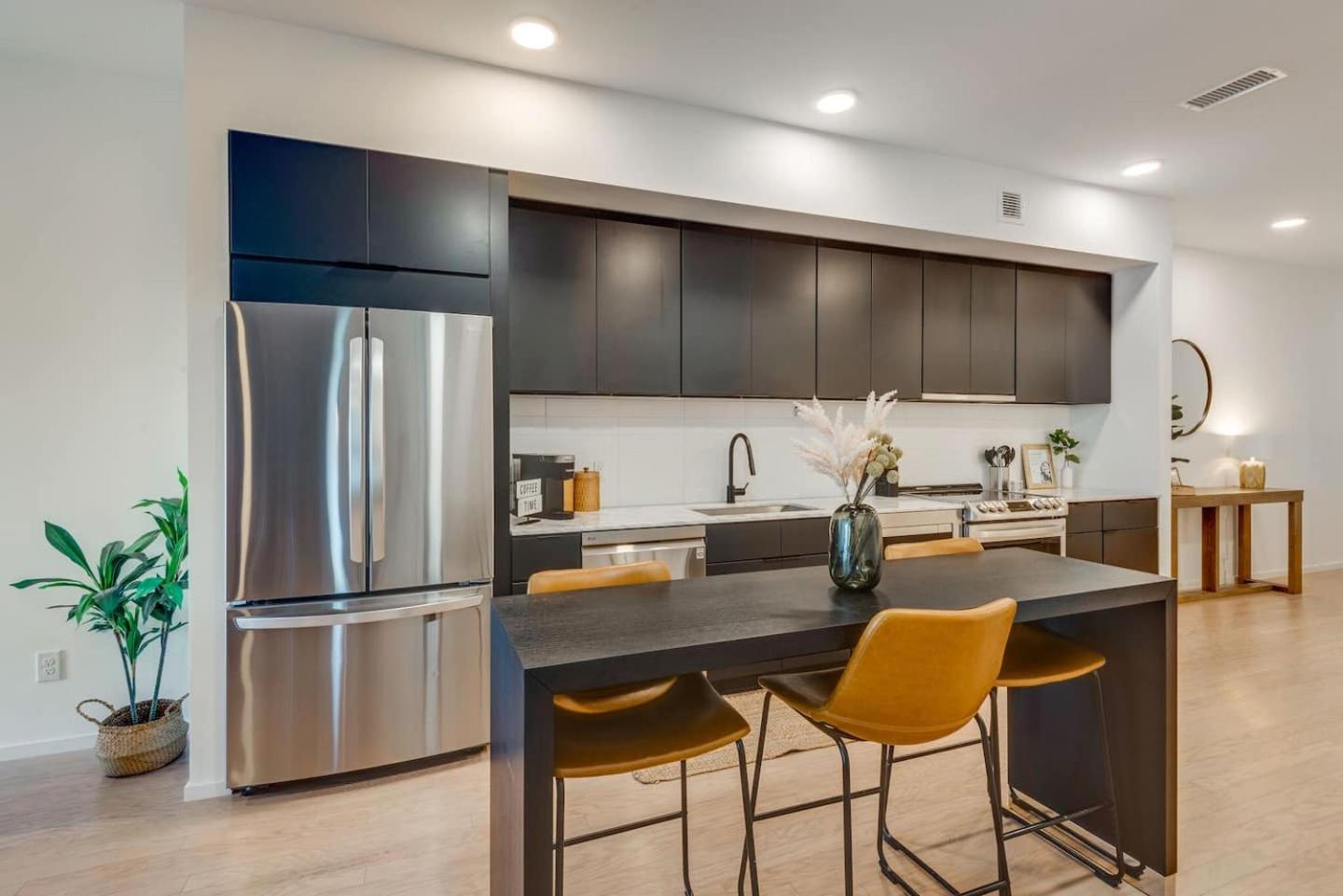 Luxury 2-bd, 2-bth Downtown Riverfront, Park Free Nashville