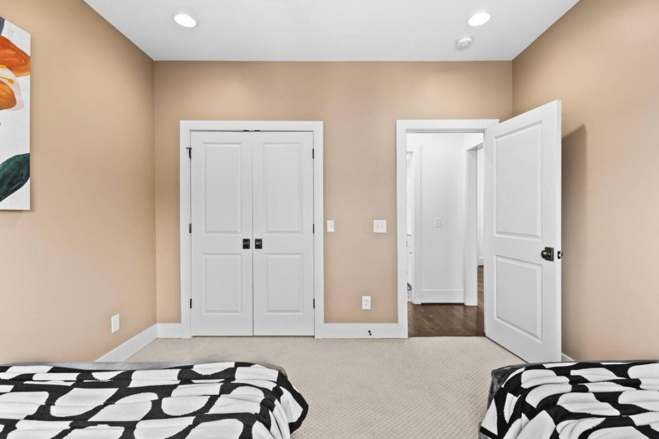 Two Adjacent Homes By 12 South And Belmont That Sleeps 24 Holiday home *