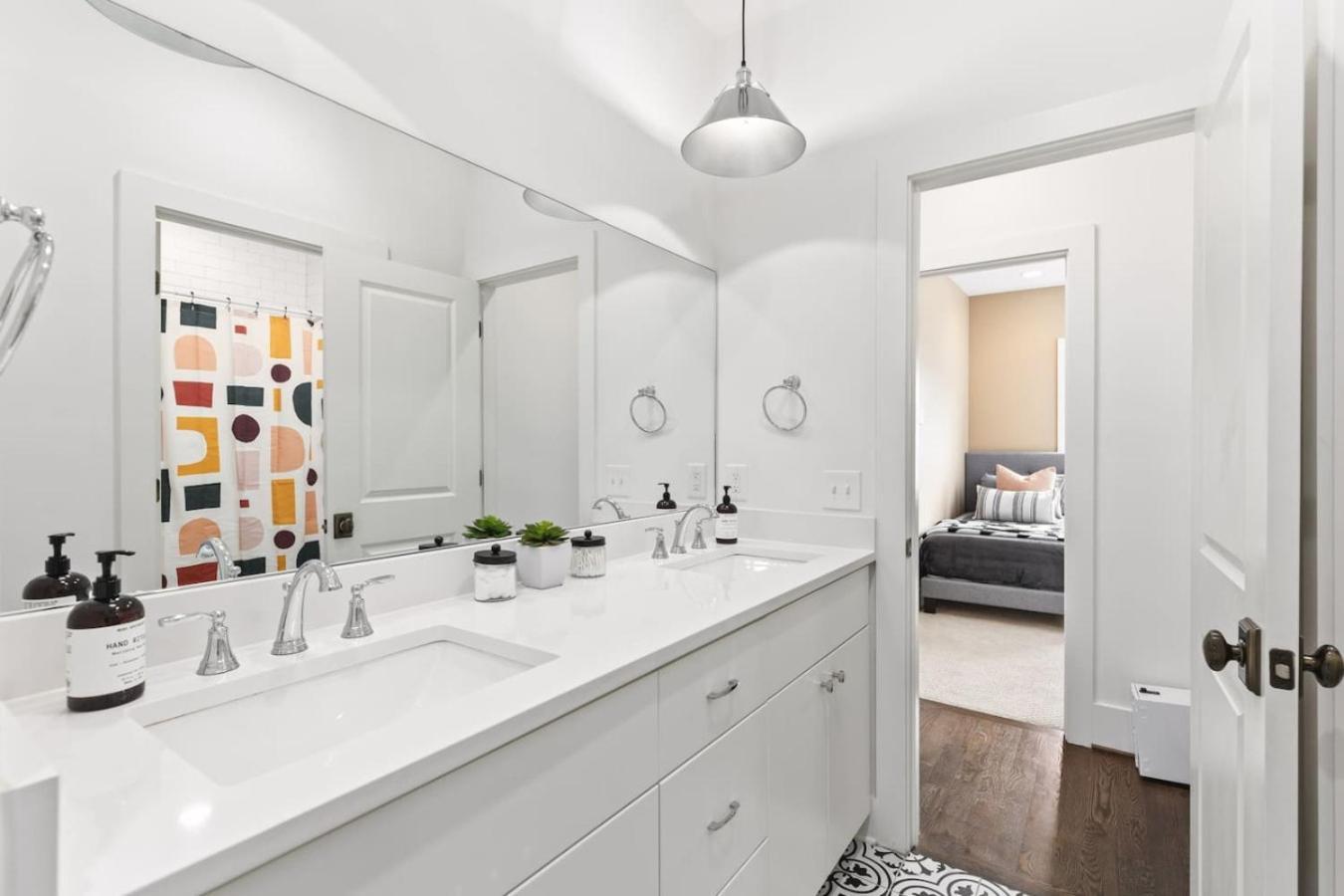 Two Adjacent Homes By 12 South And Belmont That Sleeps 24 Holiday home Nashville