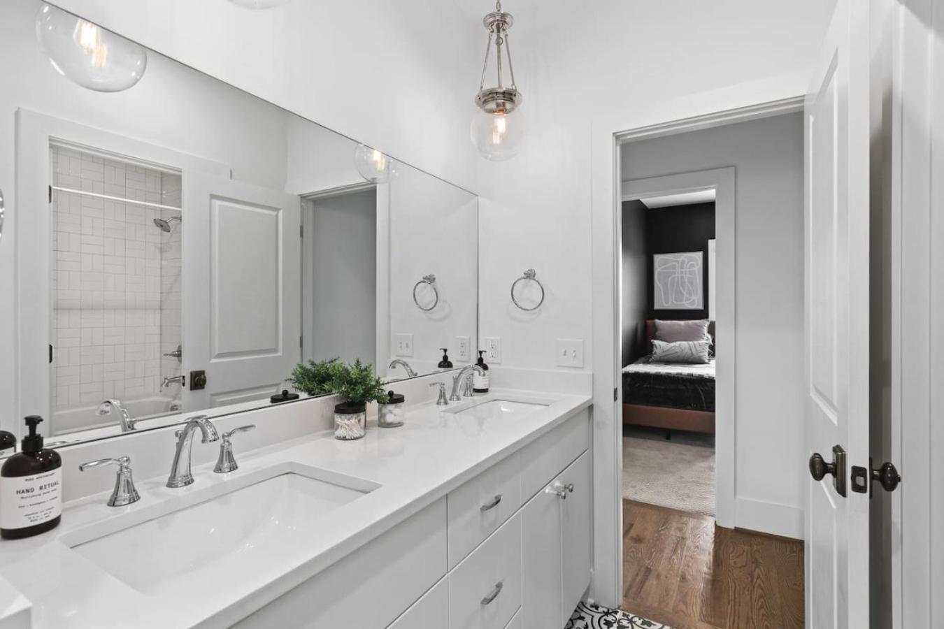 Two Adjacent Homes By 12 South And Belmont That Sleeps 24 * Nashville