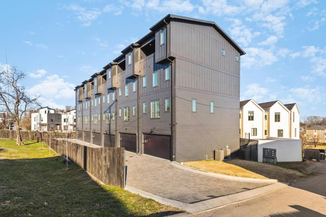 Two Adjacent Homes By 12 South And Belmont That Sleeps 24 Holiday home