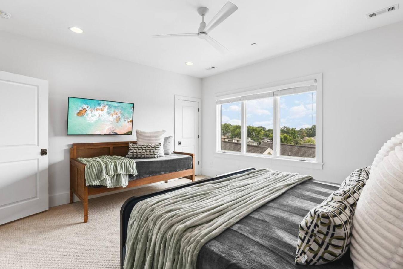 Two Adjacent Homes By 12 South And Belmont That Sleeps 24 Holiday home Nashville