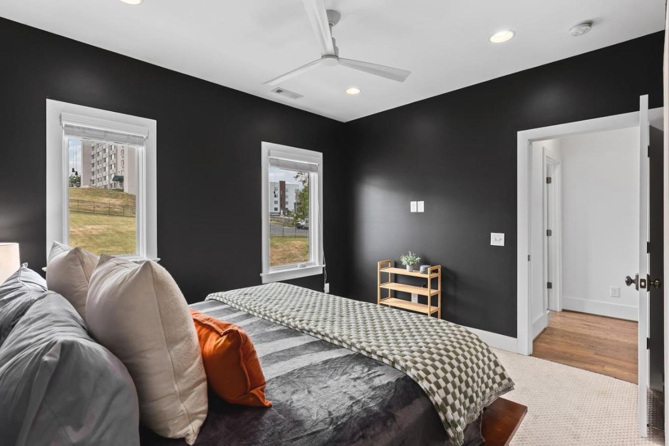 Two Adjacent Homes By 12 South And Belmont That Sleeps 24 Holiday home