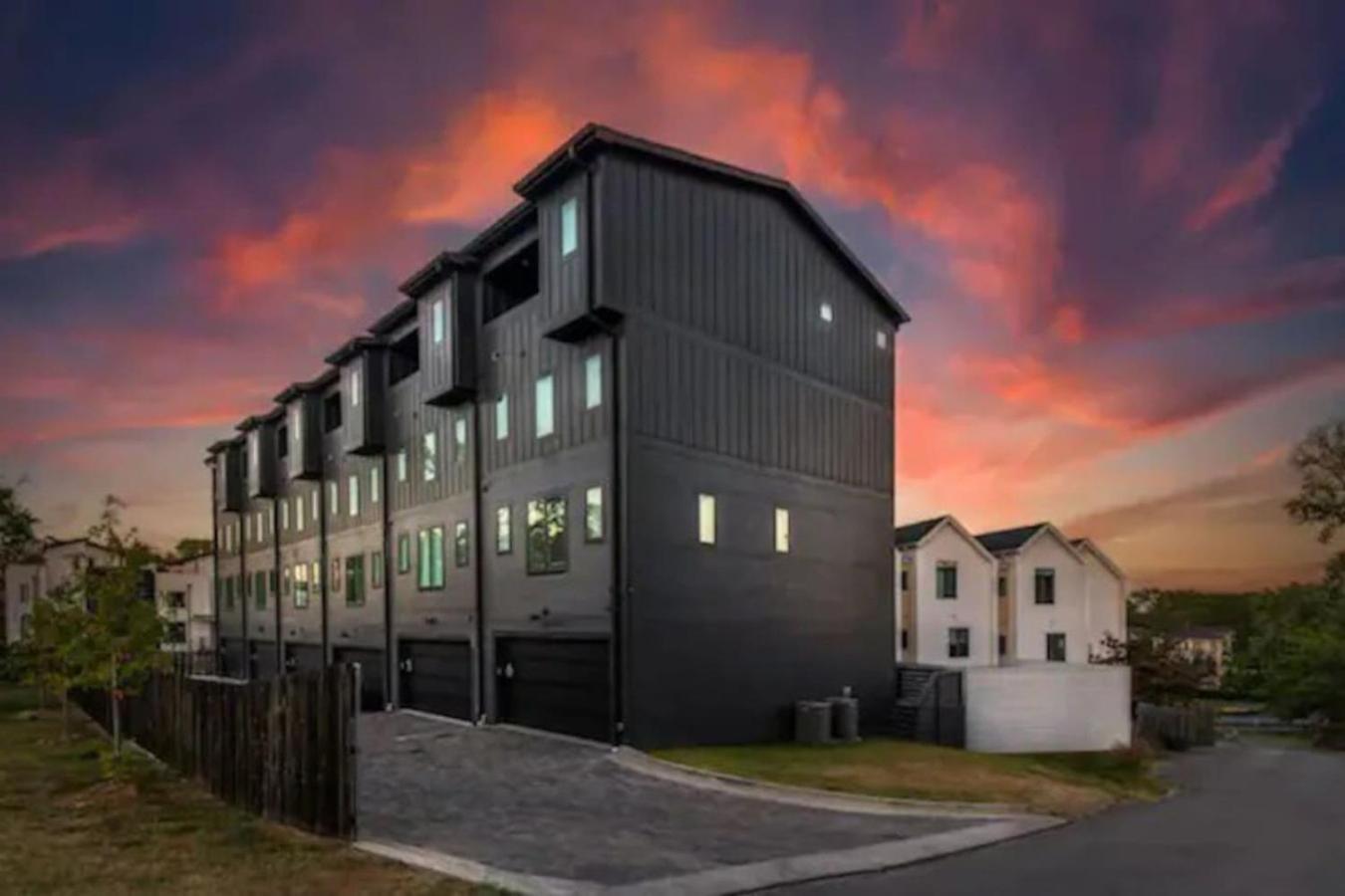 Two Adjacent Homes By 12 South And Belmont That Sleeps 24 *