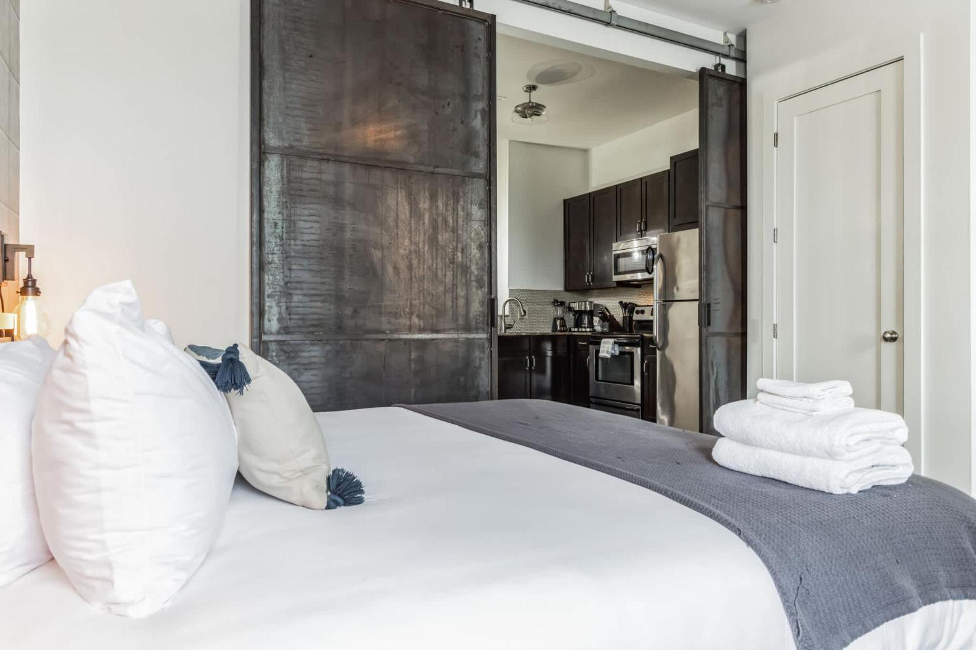 Chic And Modern West End Living Holiday home *