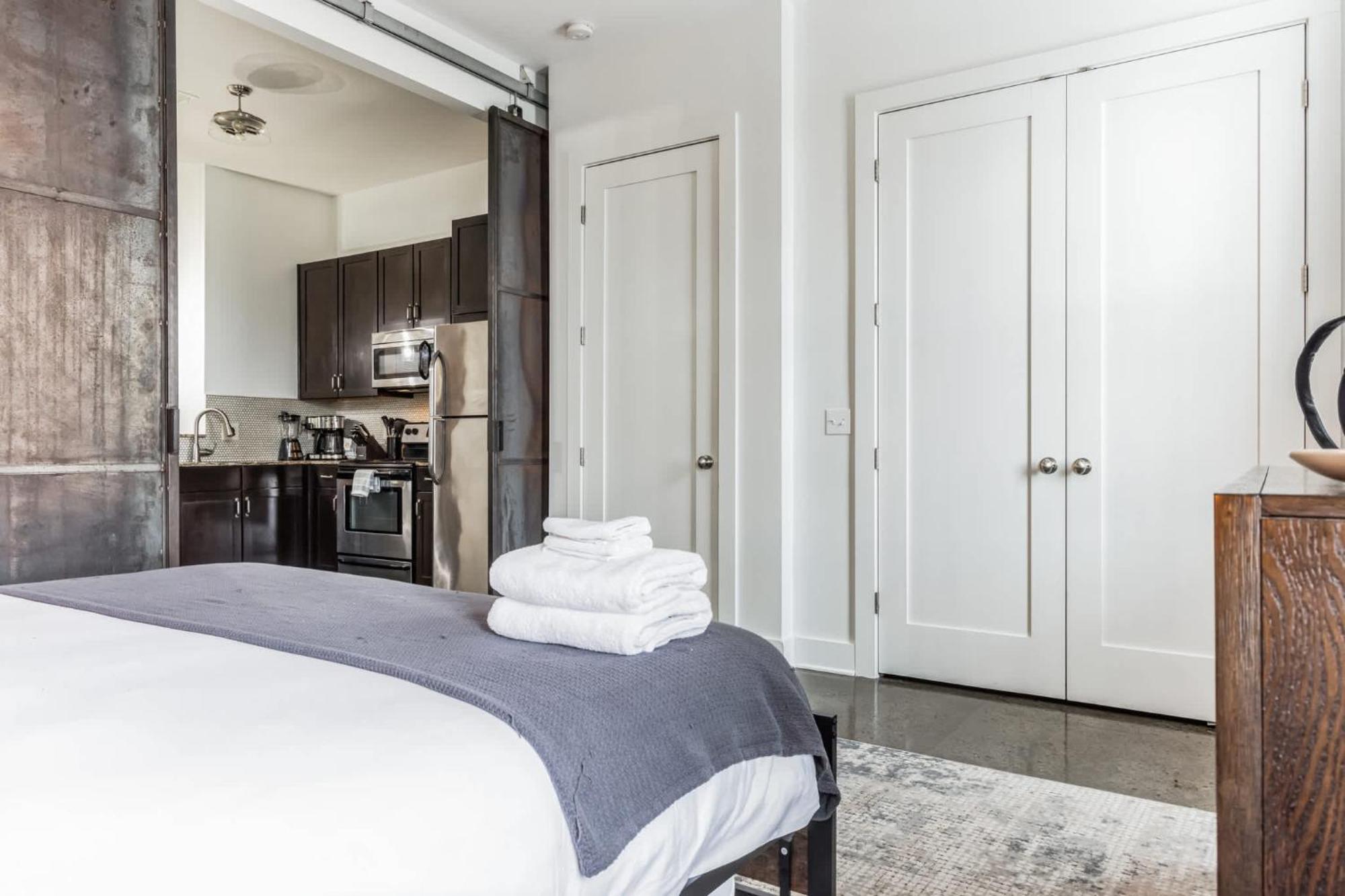 Chic And Modern West End Living Holiday home *