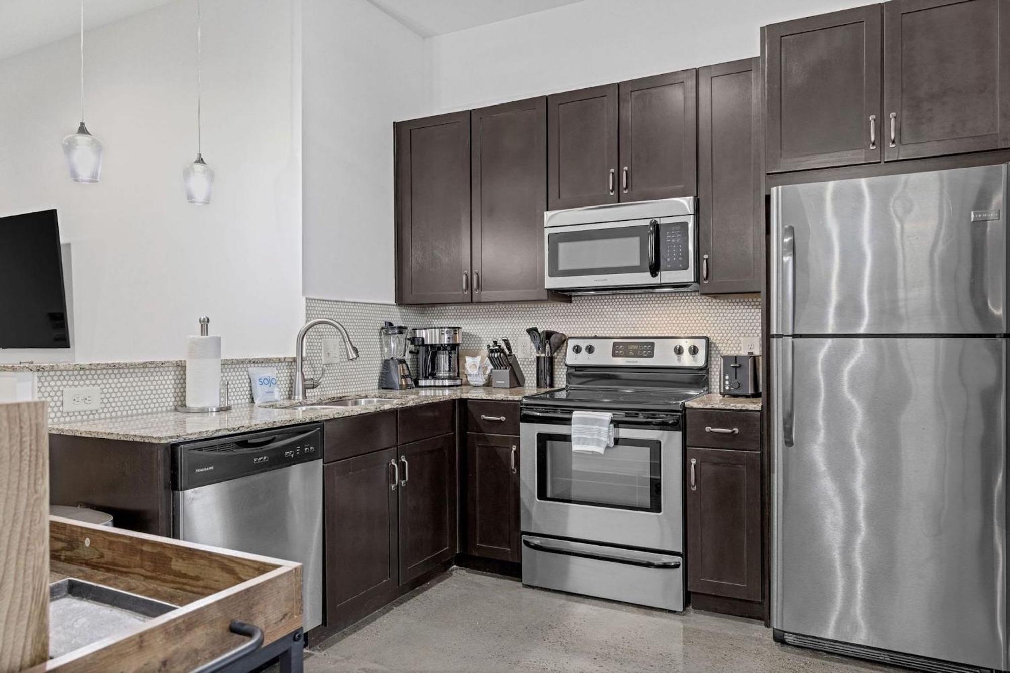 Chic And Modern West End Living Holiday home *