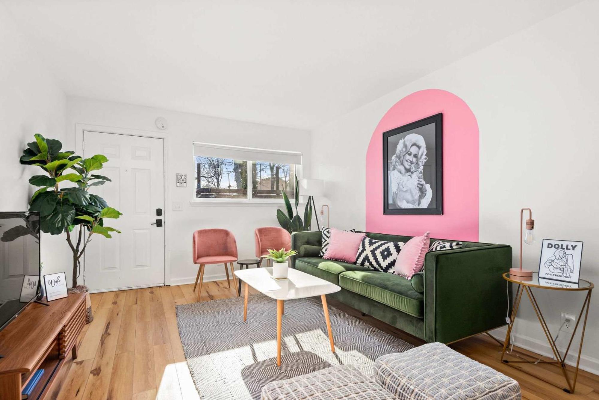 Apartment Relaxing Dolly On Music Row *