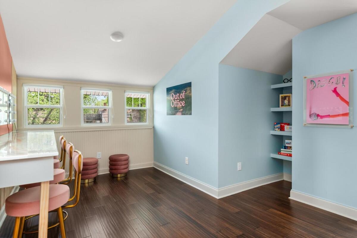 Holiday home 4 Bedroom House With Hot Tub And Backyard Close To Downtown *