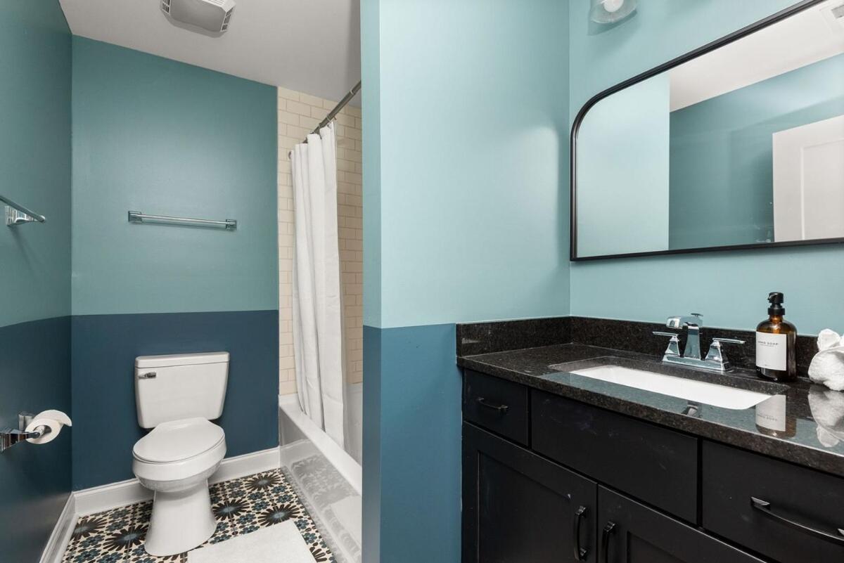 Holiday home 4 Bedroom House With Hot Tub And Backyard Close To Downtown *