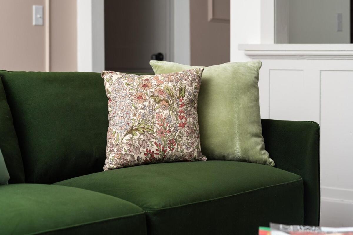 Holiday home 4 Bedroom House With Hot Tub And Backyard Close To Downtown