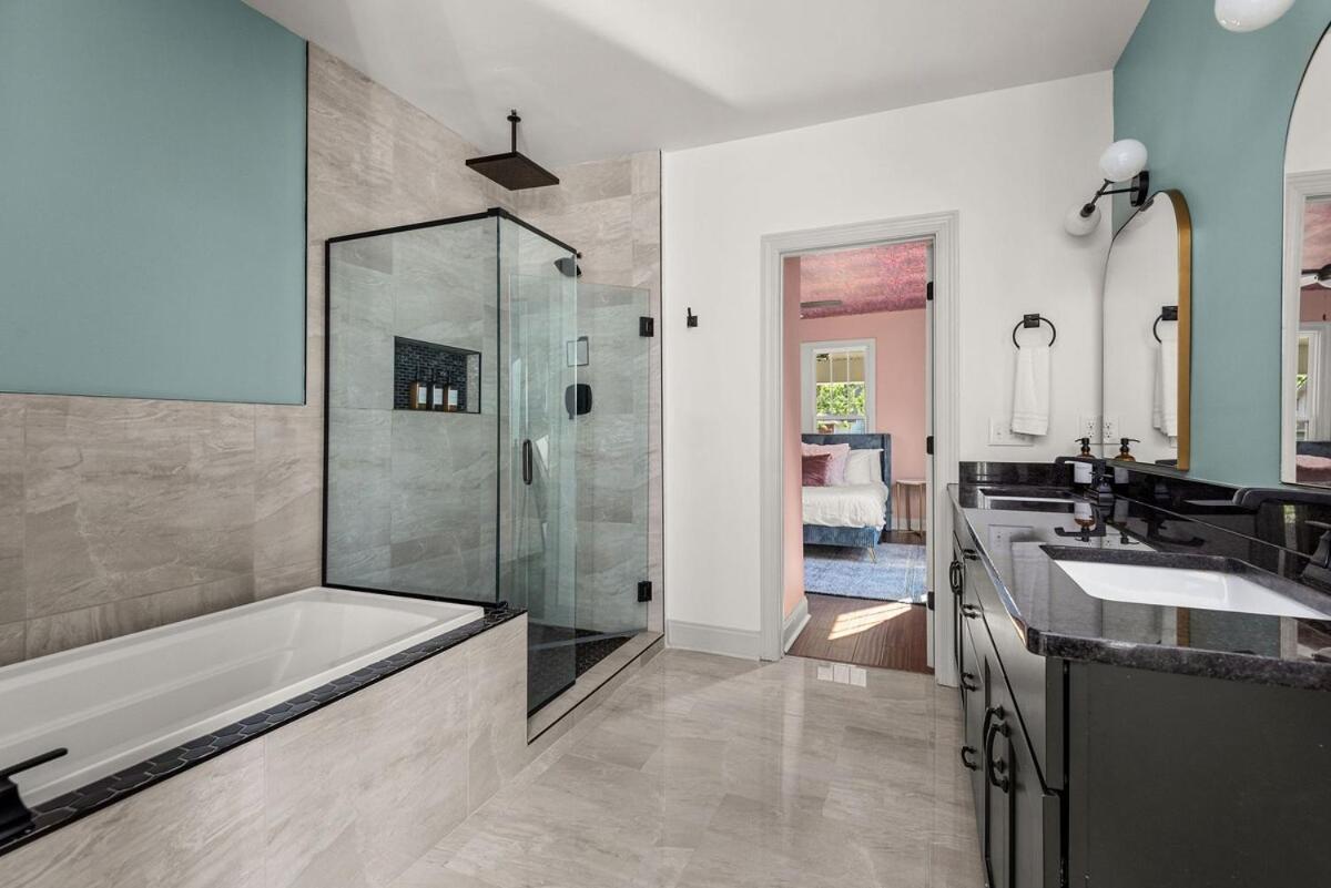 4 Bedroom House With Hot Tub And Backyard Close To Downtown Holiday home *