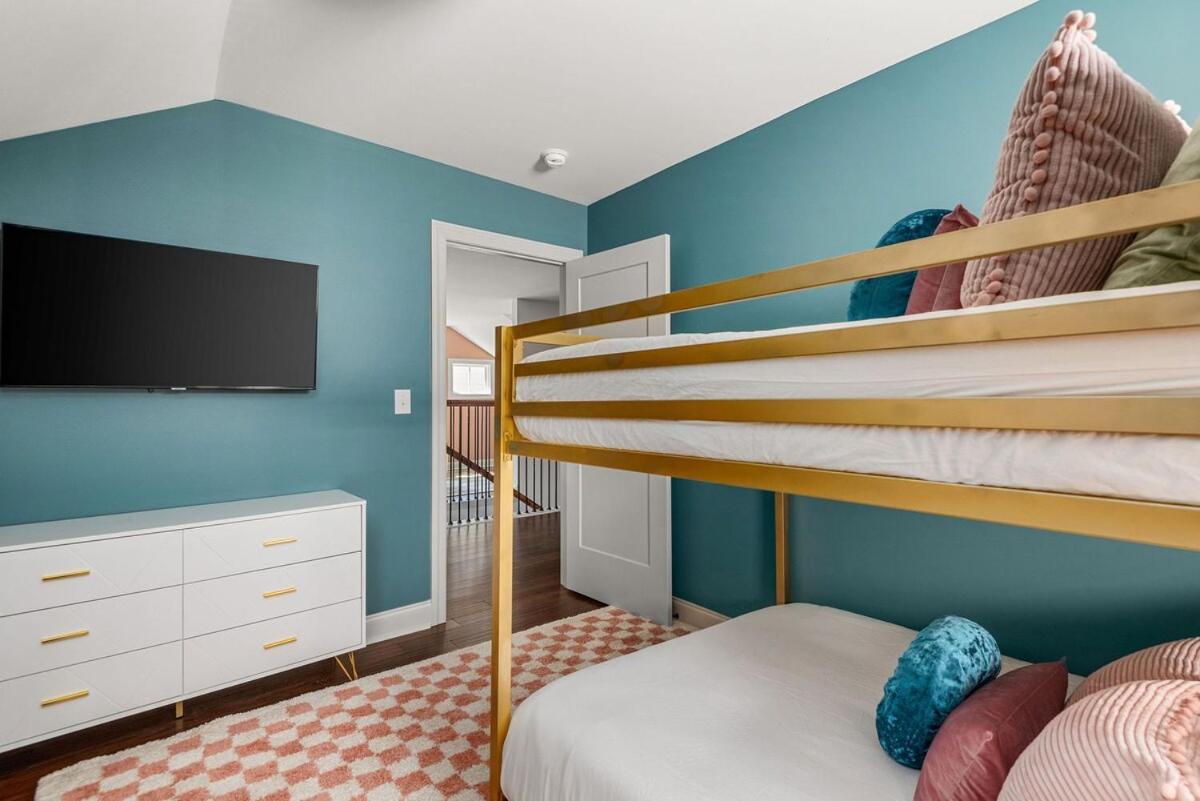 4 Bedroom House With Hot Tub And Backyard Close To Downtown