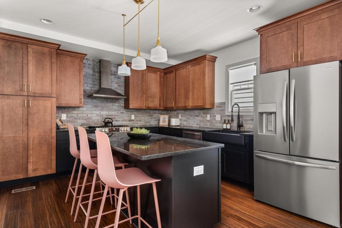 4 Bedroom House With Hot Tub And Backyard Close To Downtown *