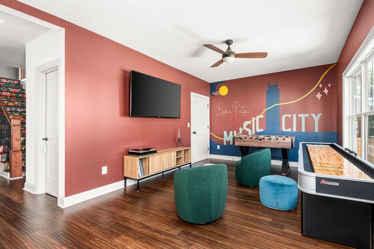 Holiday home 4 Bedroom House With Hot Tub And Backyard Close To Downtown *