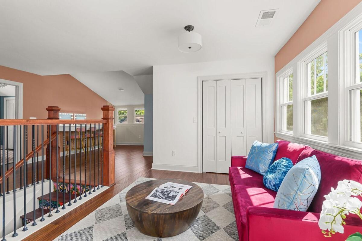 4 Bedroom House With Hot Tub And Backyard Close To Downtown *