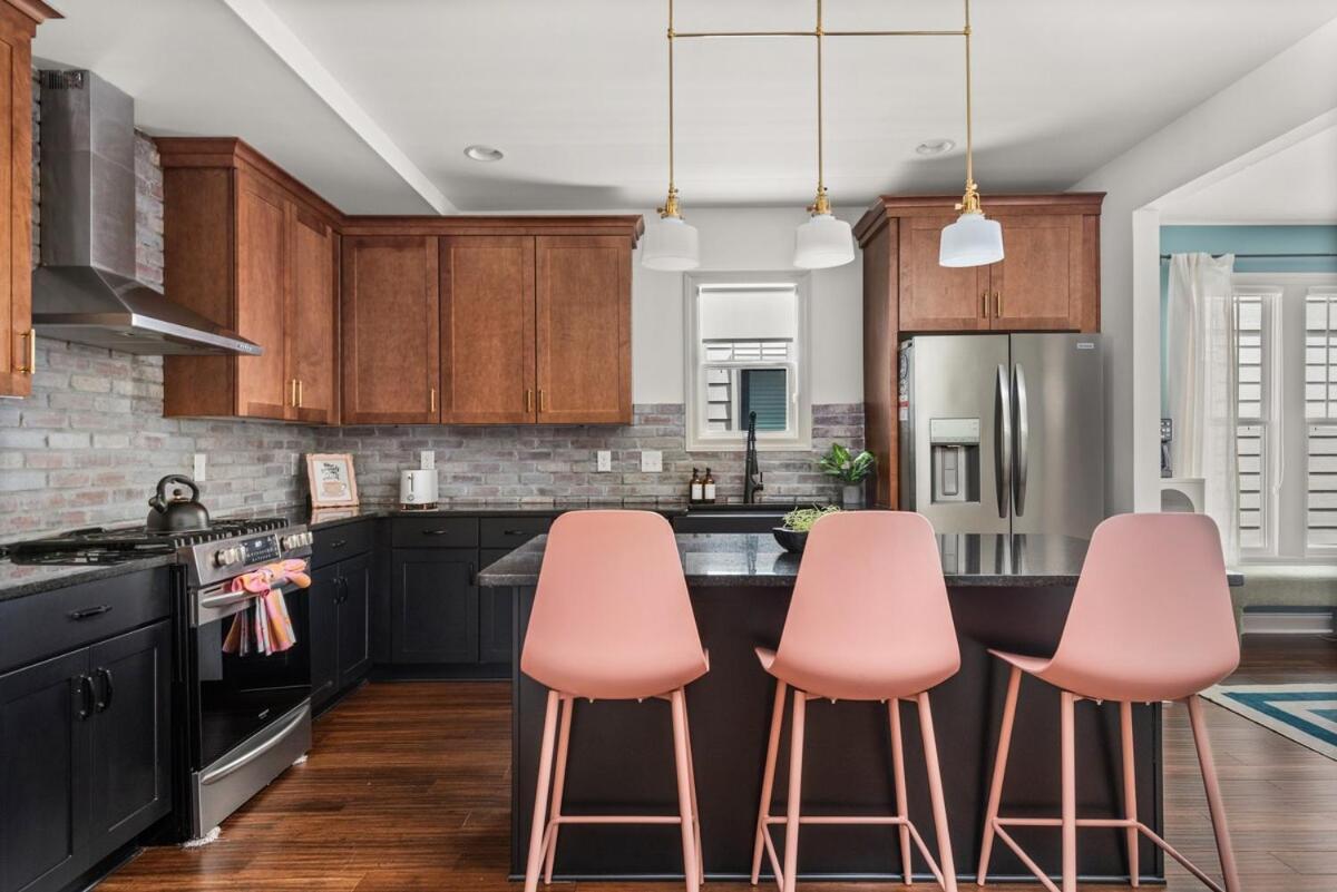 4 Bedroom House With Hot Tub And Backyard Close To Downtown