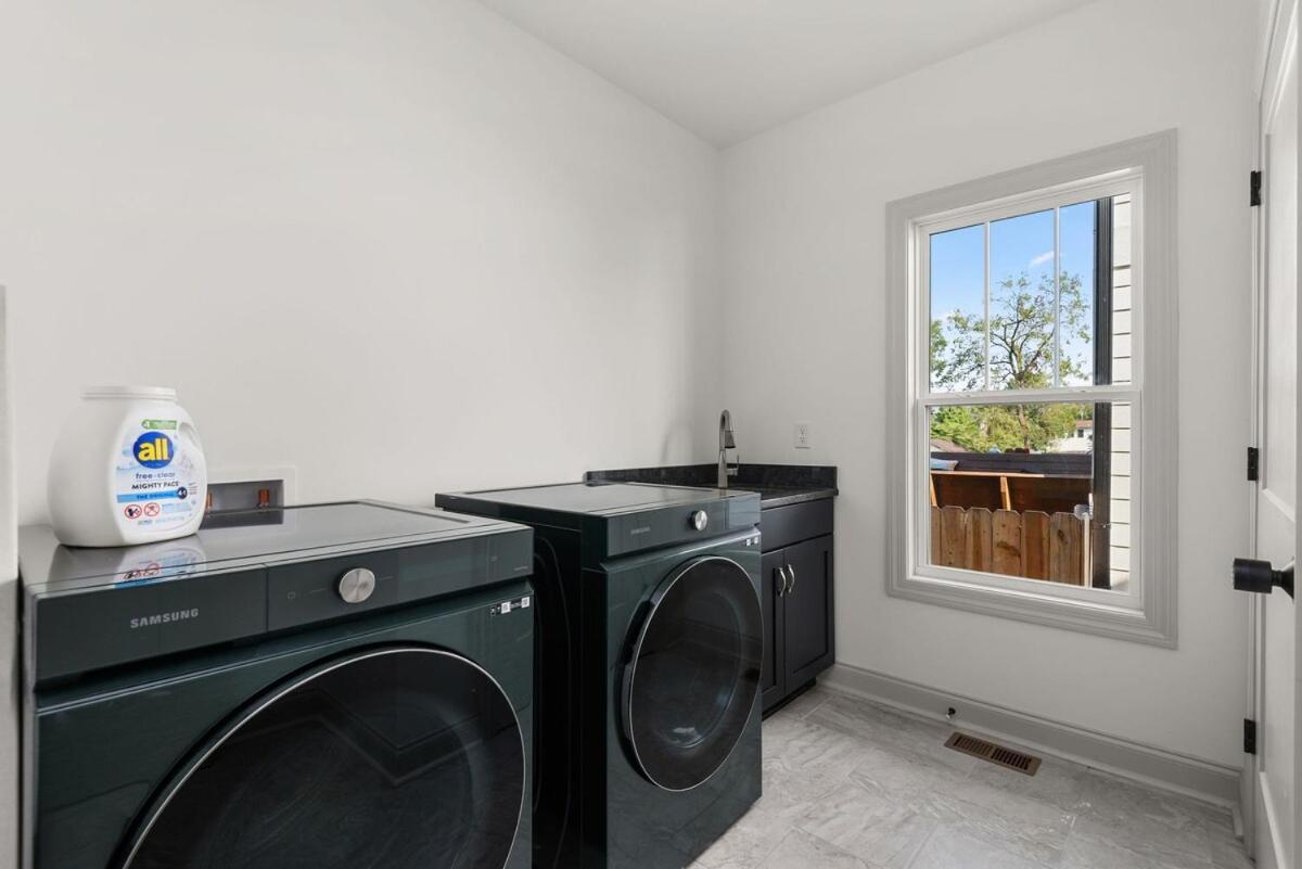 4 Bedroom House With Hot Tub And Backyard Close To Downtown