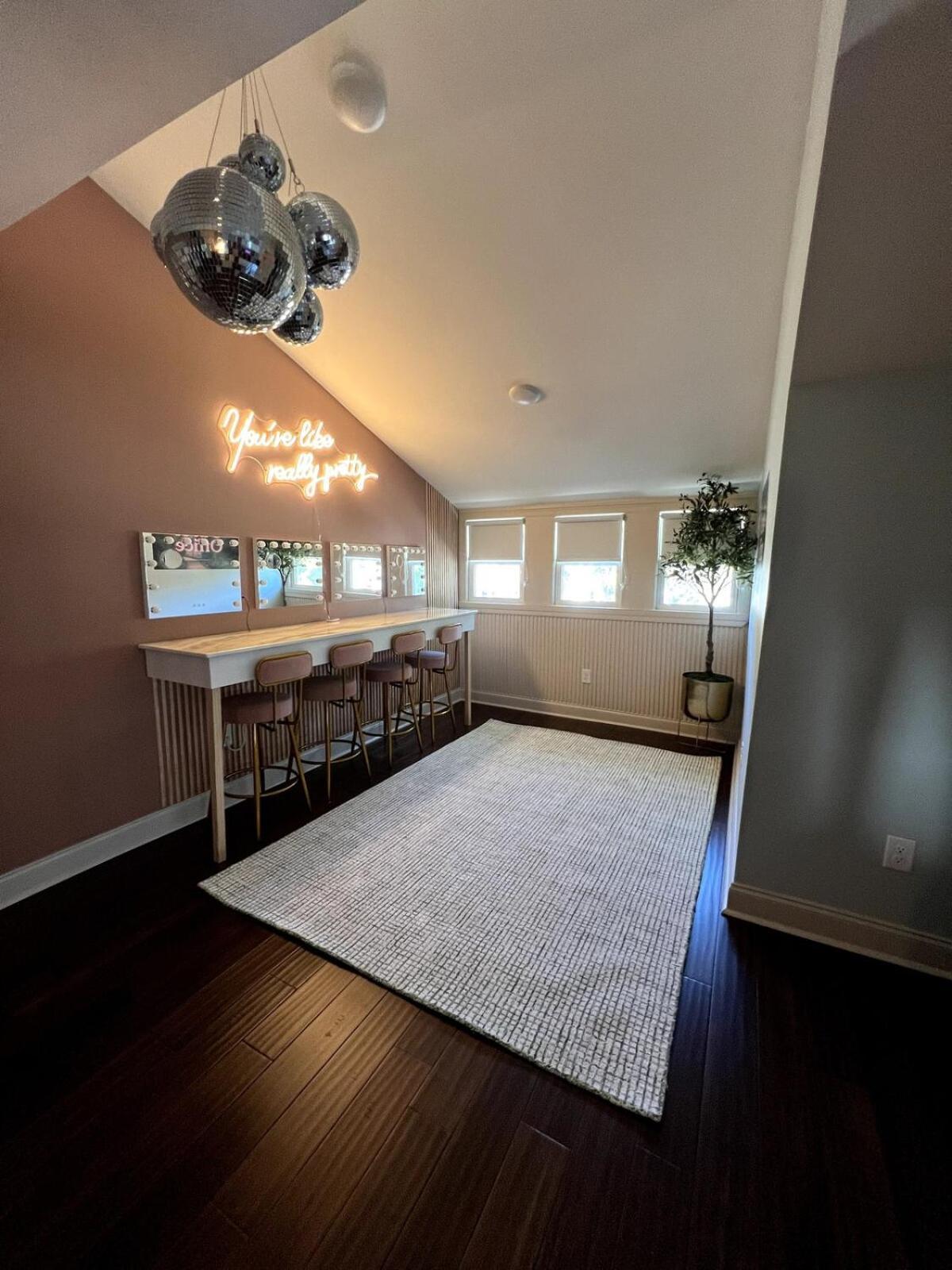 4 Bedroom House With Hot Tub And Backyard Close To Downtown