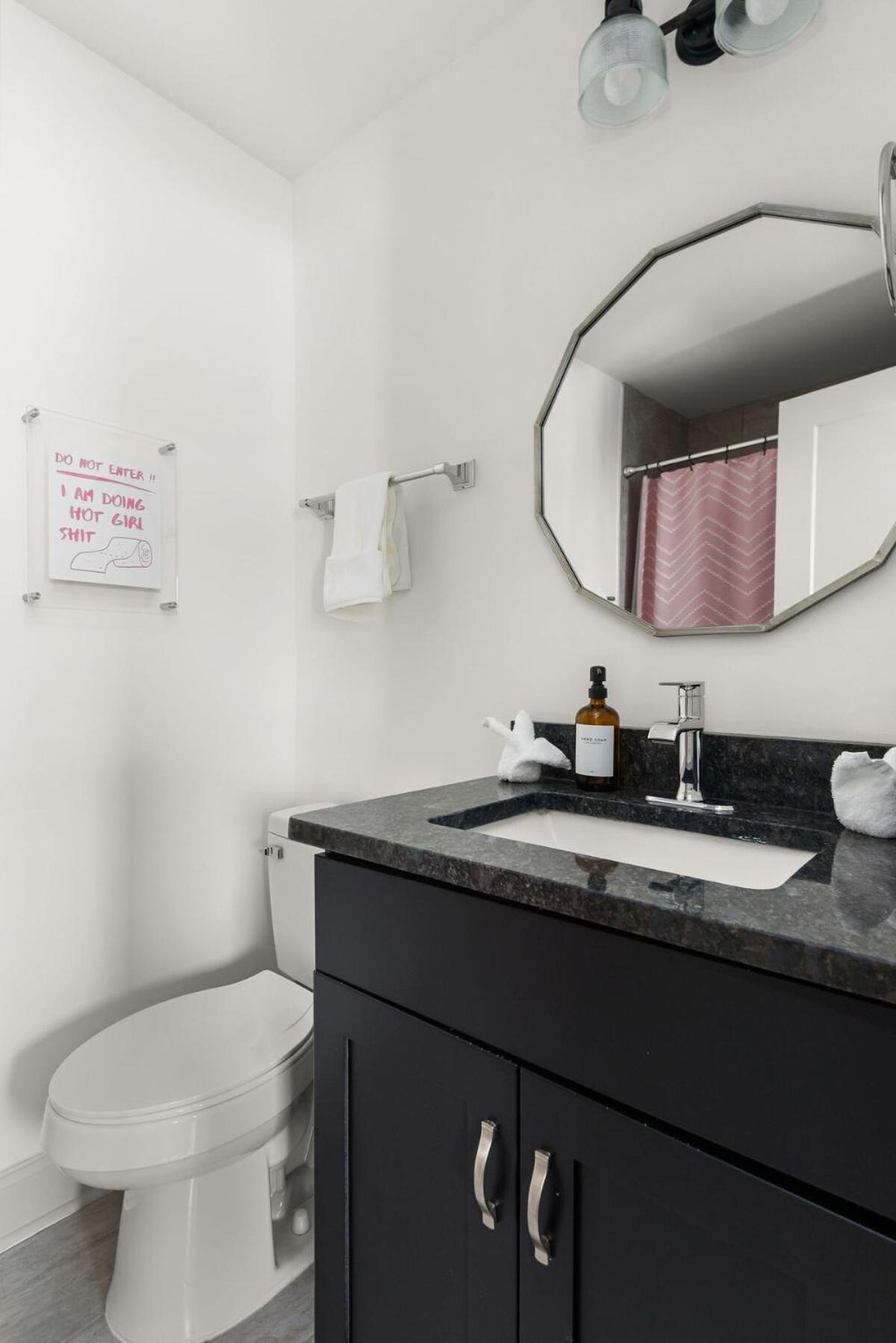 Holiday home 4 Bedroom House With Hot Tub And Backyard Close To Downtown