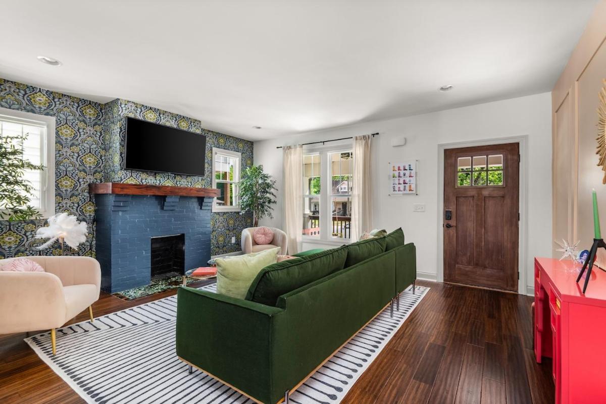 Holiday home 4 Bedroom House With Hot Tub And Backyard Close To Downtown *