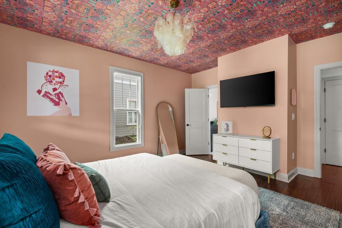 4 Bedroom House With Hot Tub And Backyard Close To Downtown *