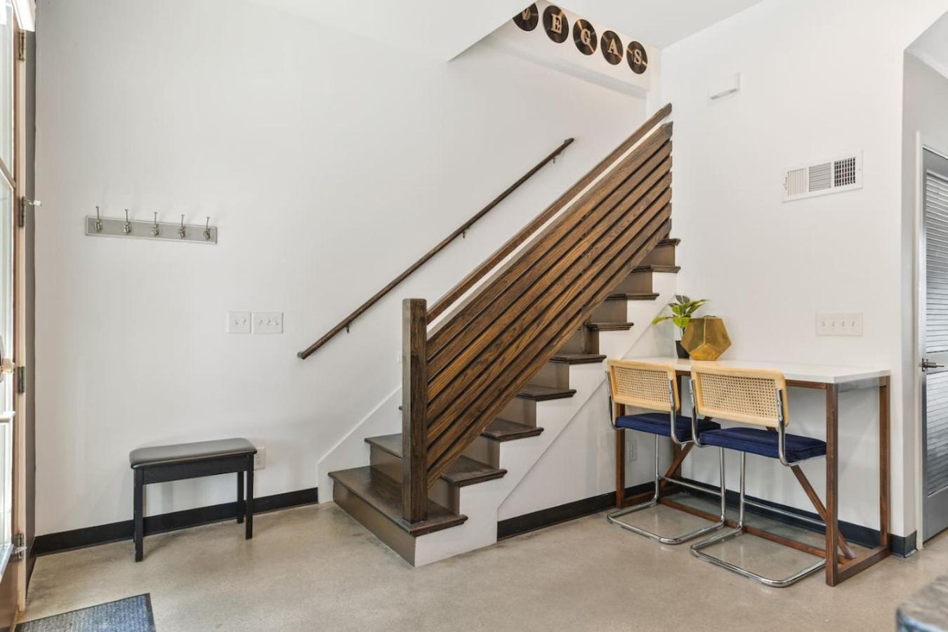 Holiday home Rooftop Patio With Parking Walk To Belmont And 12 South