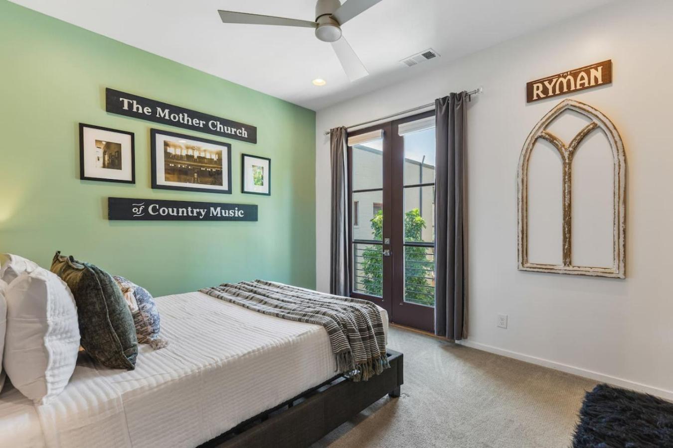 Holiday home Rooftop Patio With Parking Walk To Belmont And 12 South *