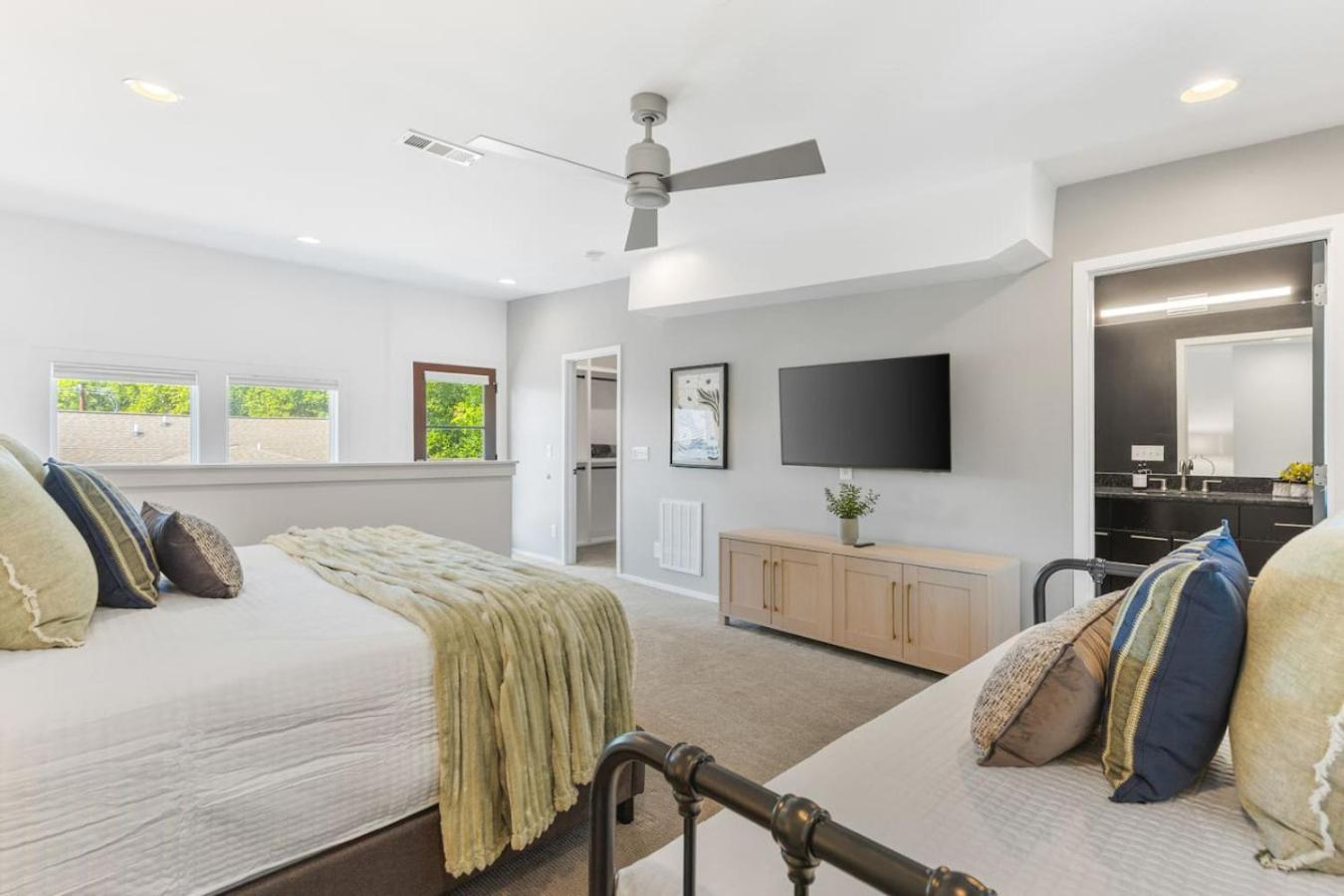 Rooftop Patio With Parking Walk To Belmont And 12 South Holiday home