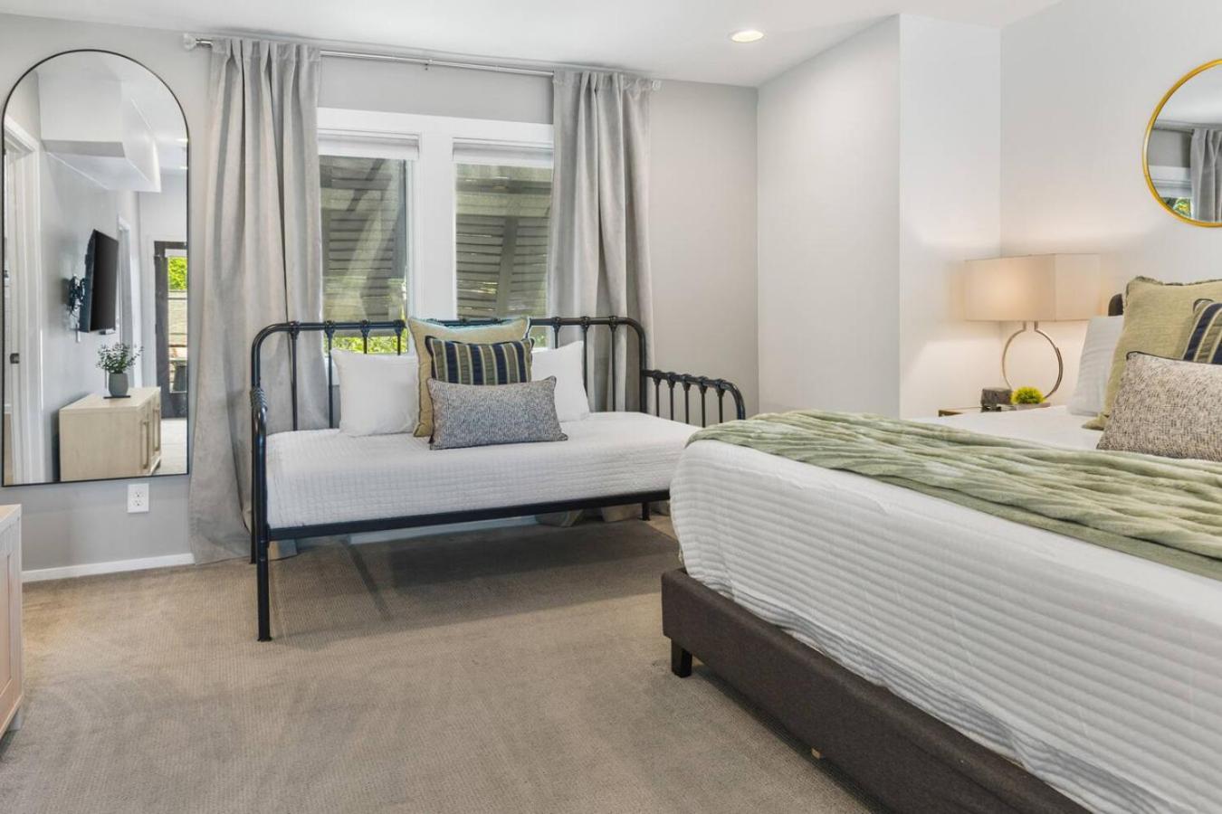 Holiday home Rooftop Patio With Parking Walk To Belmont And 12 South *