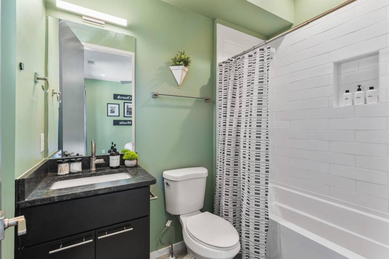 Rooftop Patio With Parking Walk To Belmont And 12 South