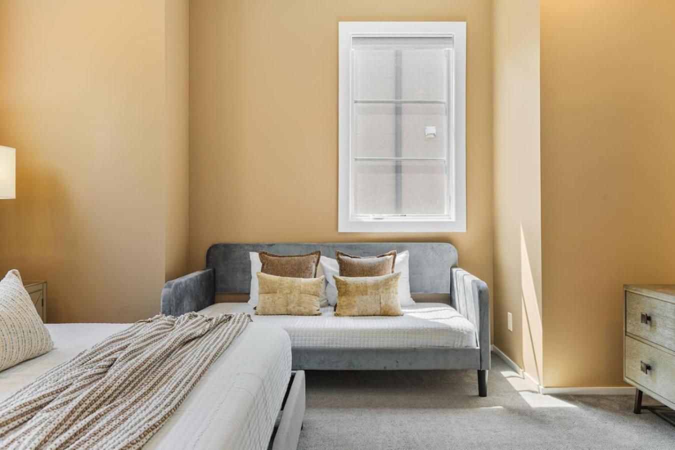 Holiday home Rooftop Patio With Parking Walk To Belmont And 12 South