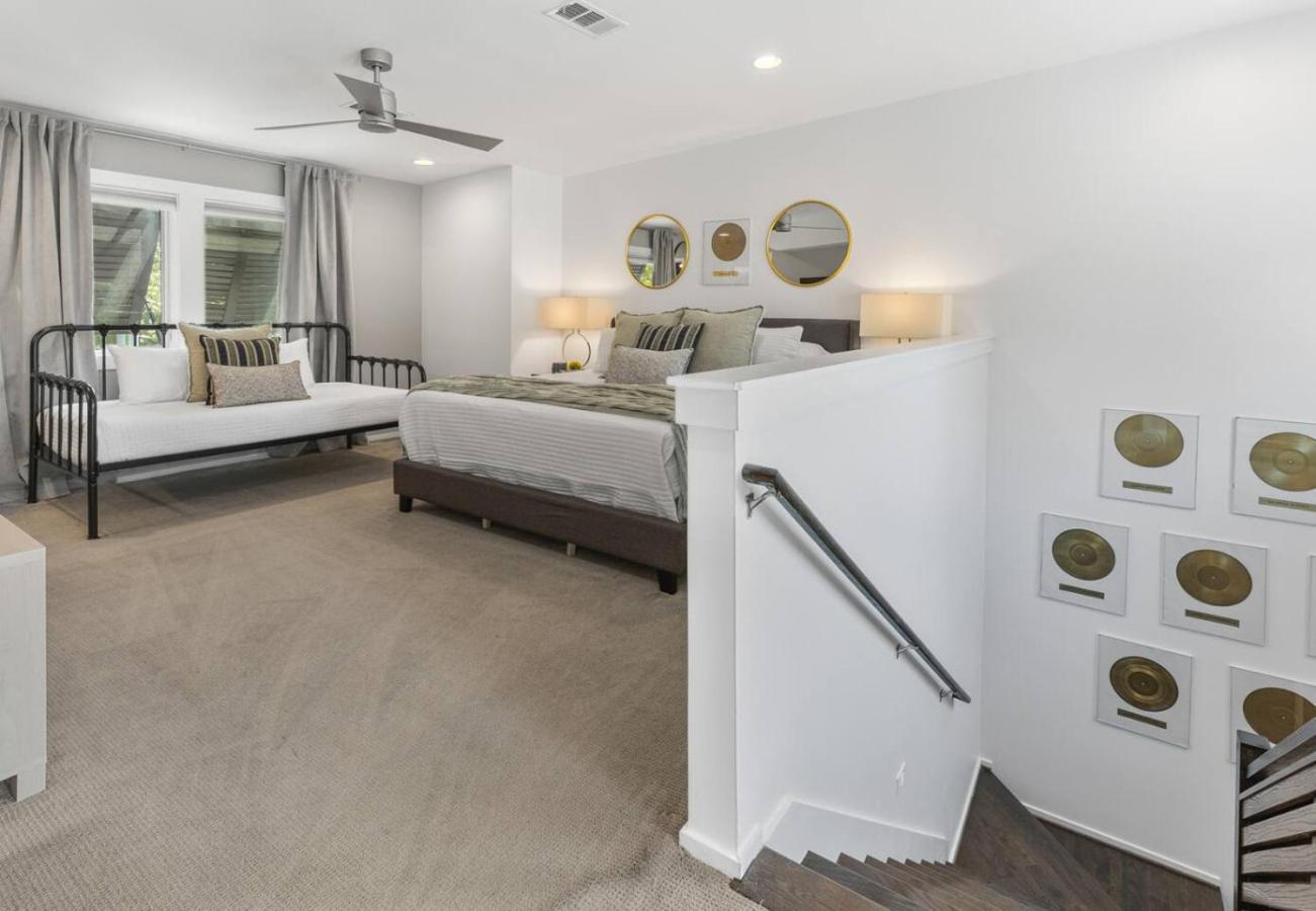 Rooftop Patio With Parking Walk To Belmont And 12 South