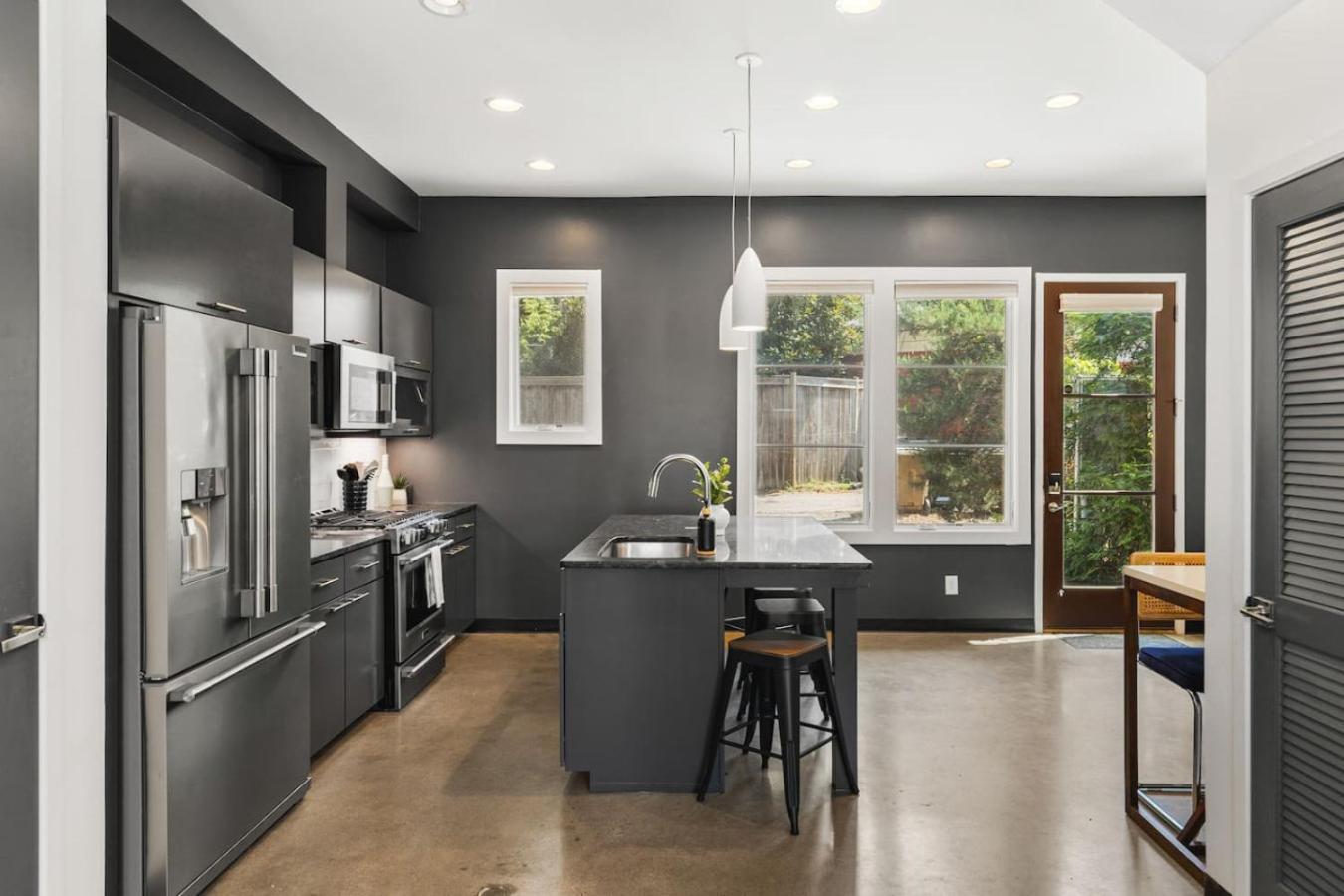 Holiday home Rooftop Patio With Parking Walk To Belmont And 12 South