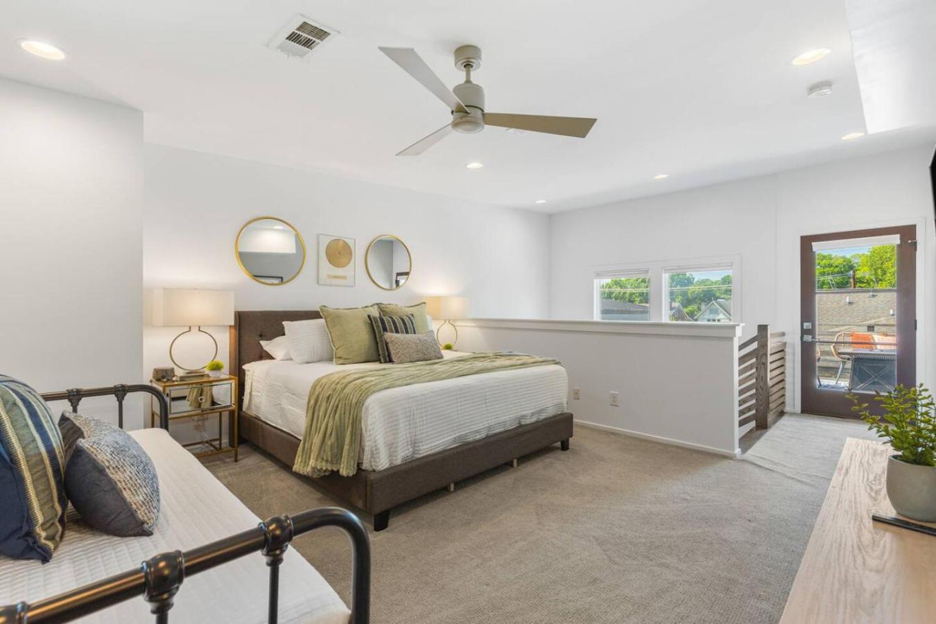 Rooftop Patio With Parking Walk To Belmont And 12 South Holiday home