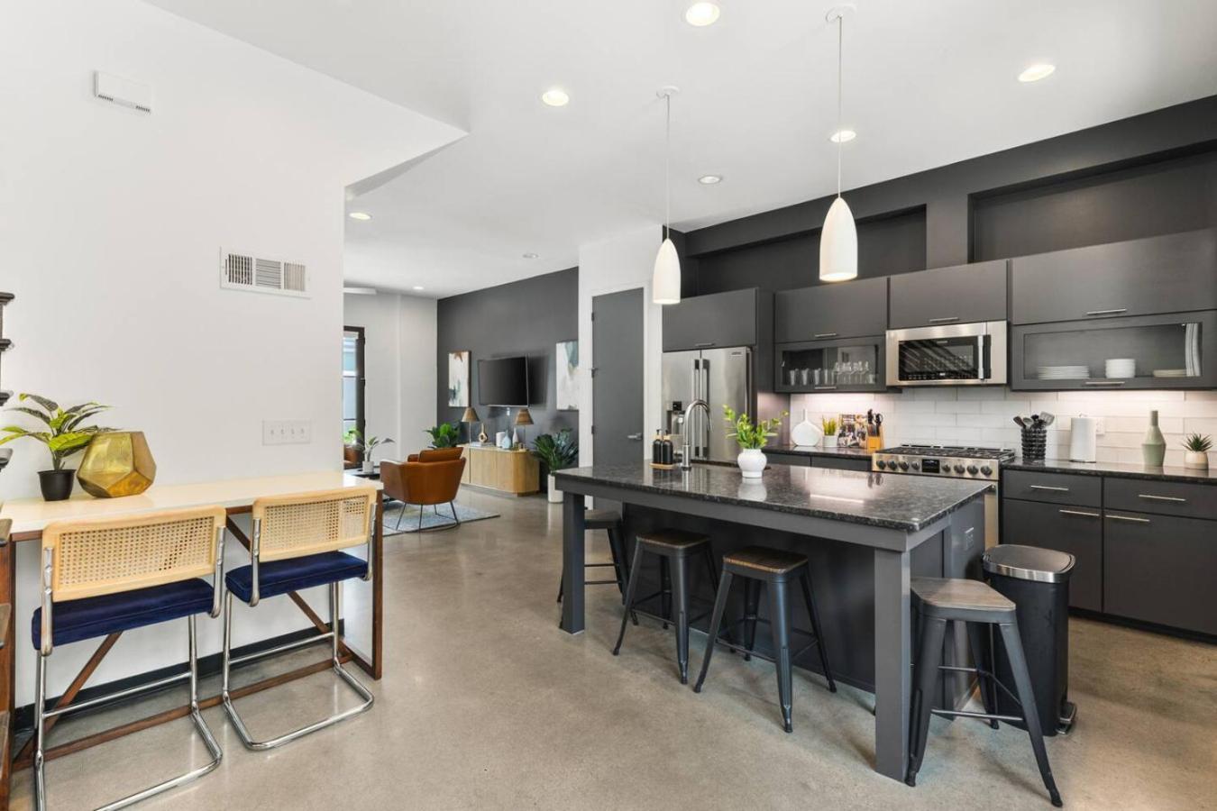 Rooftop Patio With Parking Walk To Belmont And 12 South Holiday home *