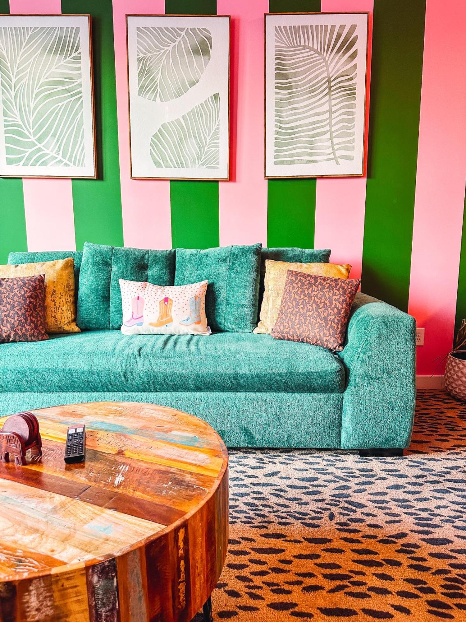 Dreaming With Dolly - Luxe Near Broadway