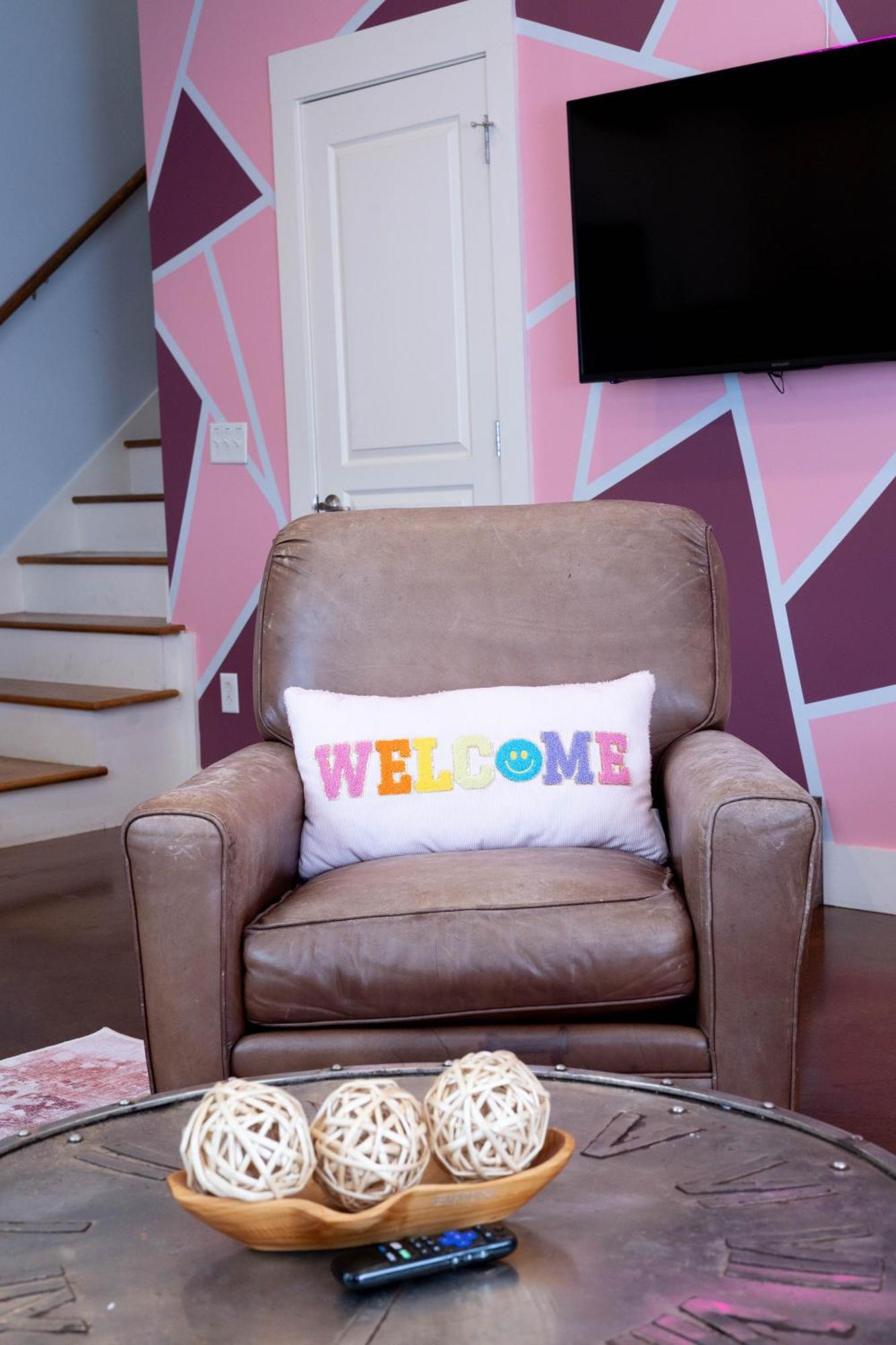 Lipstick & Boots 10 Min To Broadway, Music Row, Fun Apartment