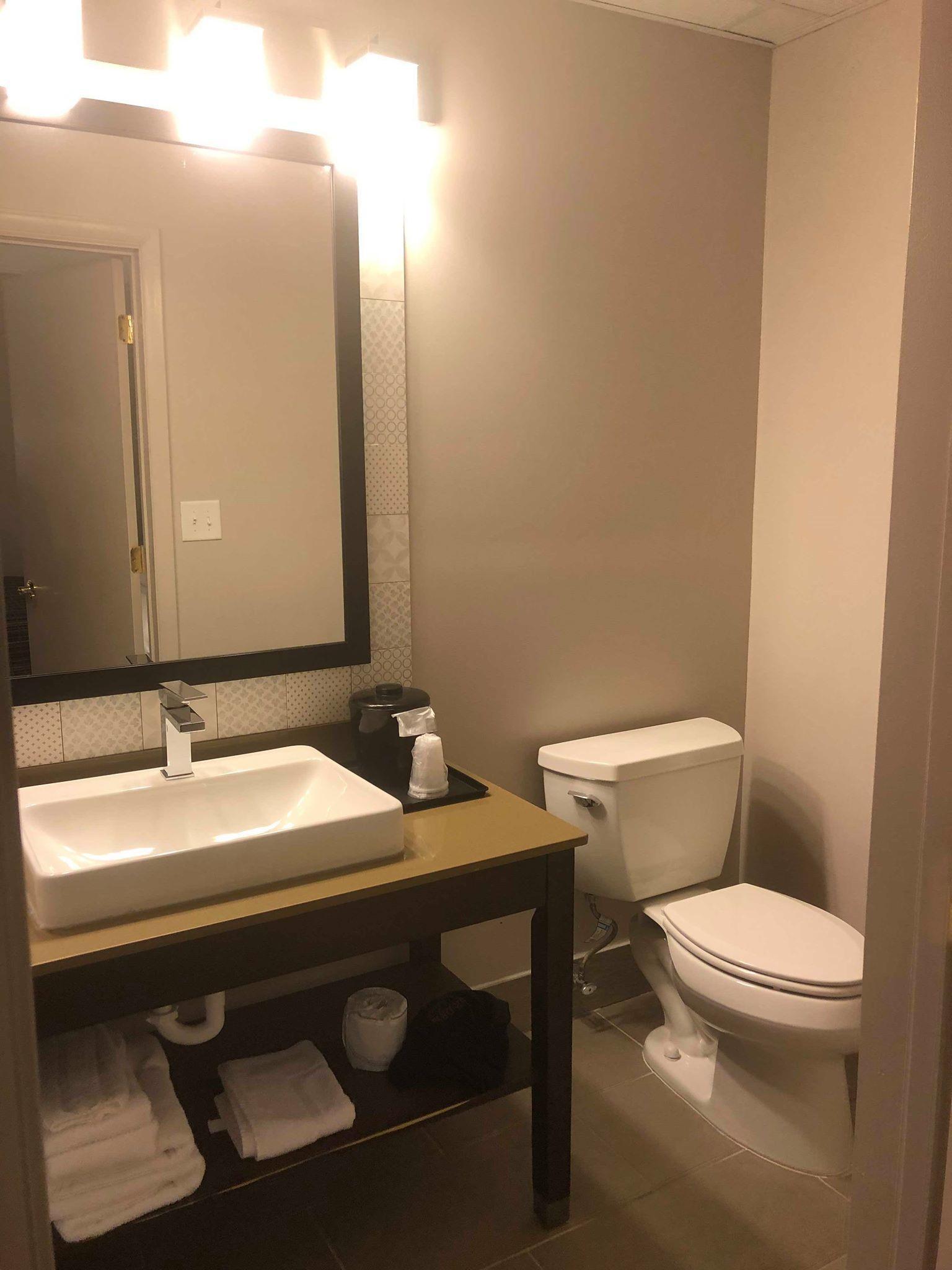 Country & By Radisson, Airport East, Tn