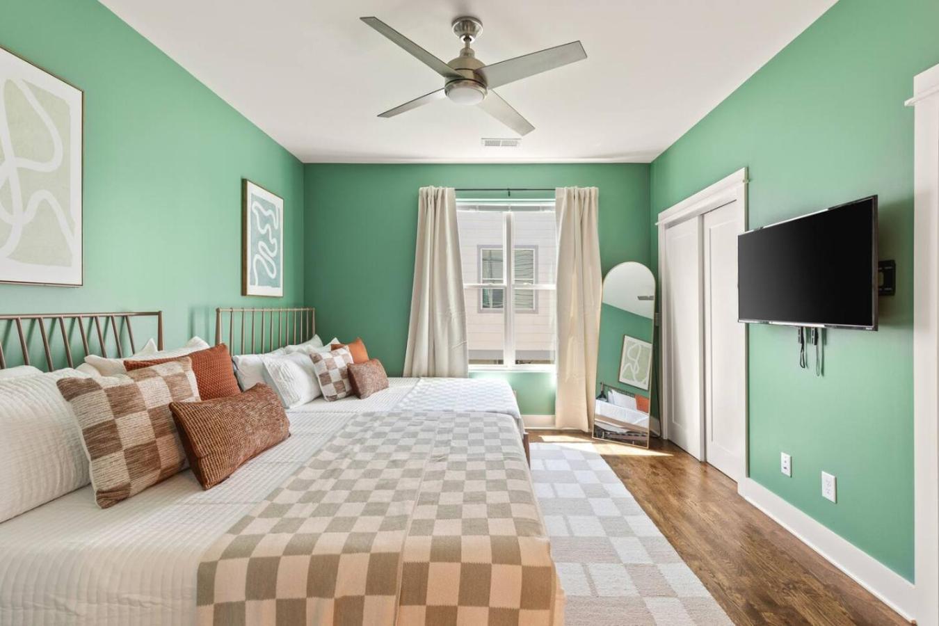 Walk To Vanderbilt And Belmont With Garage And Rooftop Deck Nashville